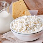 Молоко, сыр и творог в миске