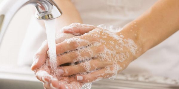 девушка моет руки с мылом