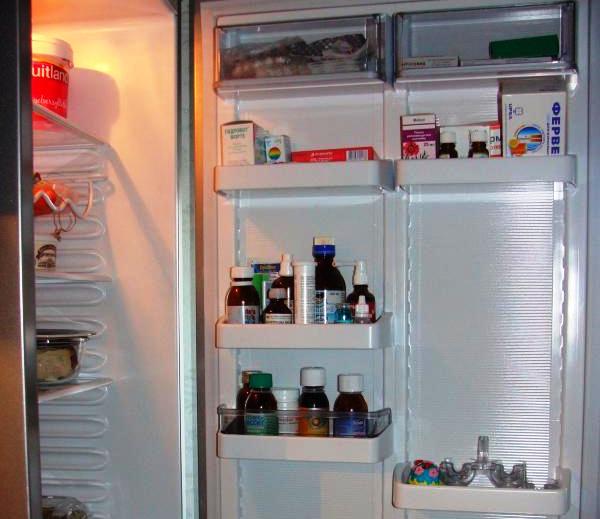 Лекарства в двери холодильника