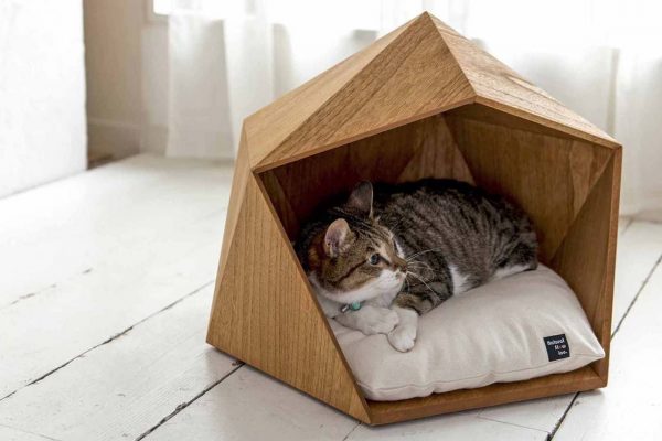 Деревянный домик для кошки